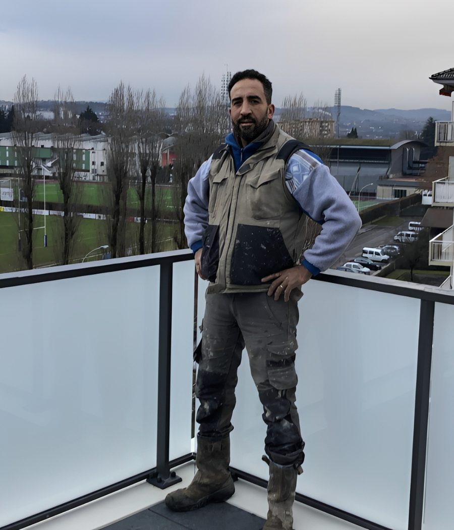 El Meziane Ahmed, artisan S.TIEDEM, sur un chantier à Bourg-en-Bresse