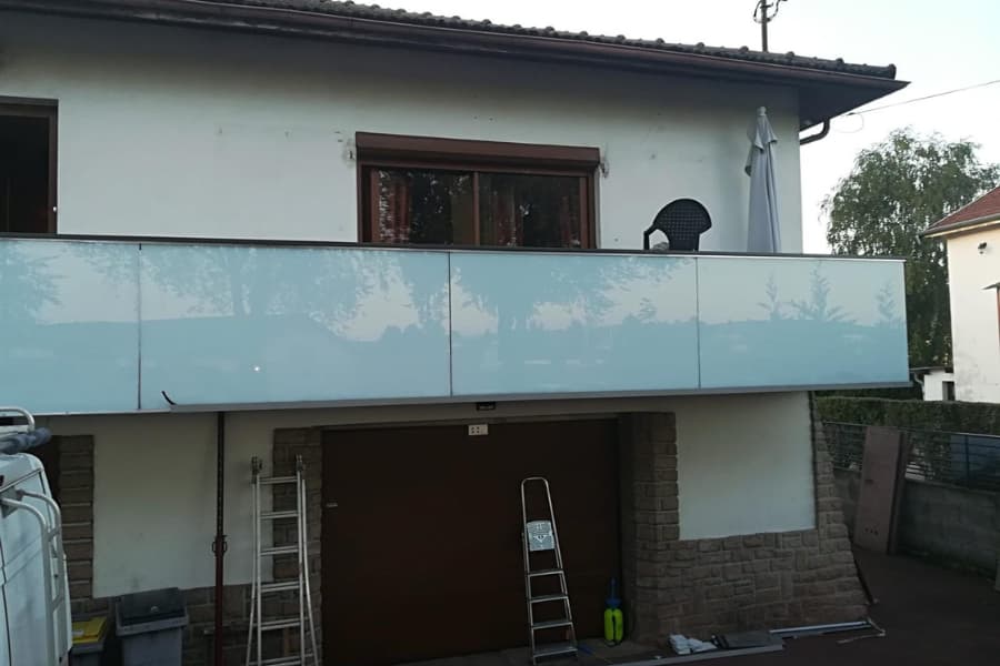 Porte d'entrée vitrée d'une boutique