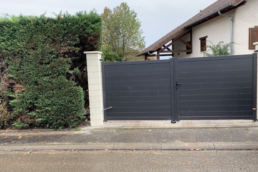Portail coulissant et clôture anthracite devant une maison