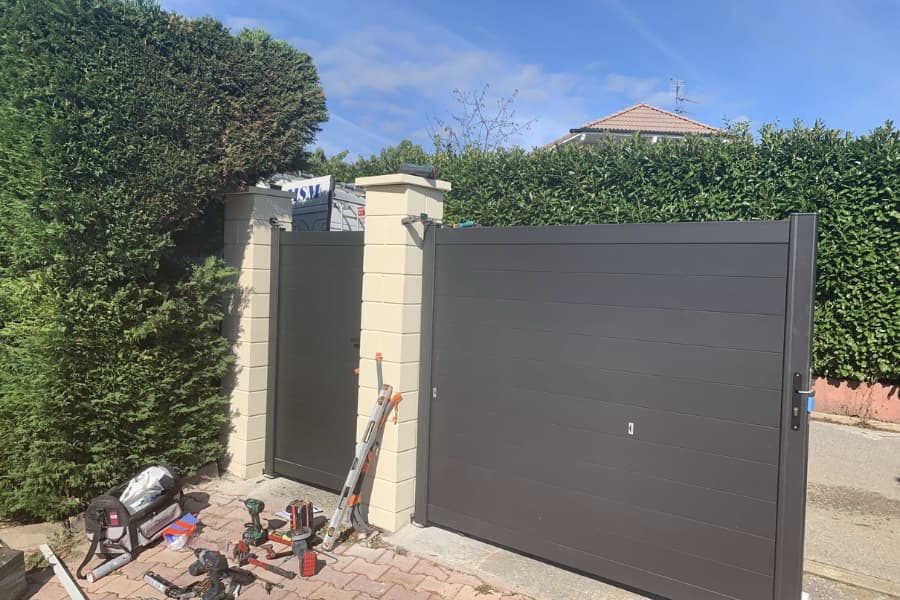 Portail battant aluminium anthracite avec portillon