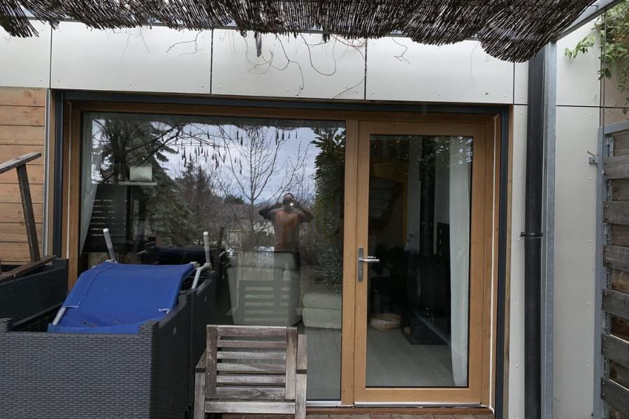 Baie coulissante en bois ouvrant sur une terrasse