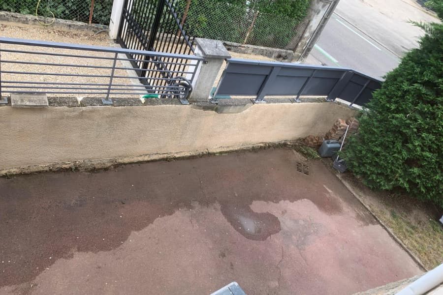 Brise-vue métallique et garde-corps installés en limite de cour
