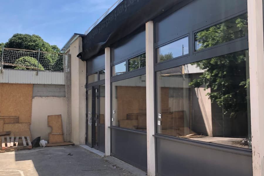 Grandes baies vitrées posées sur un local commercial