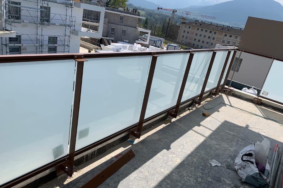 Garde-corps vitré en cours de pose sur un chantier