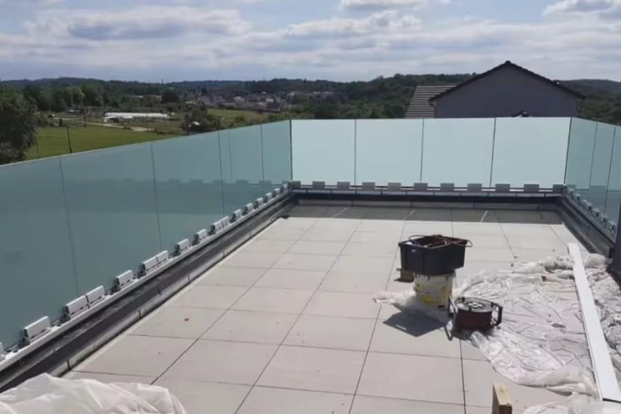 Toit-terrasse équipé d'un garde-corps entièrement vitré