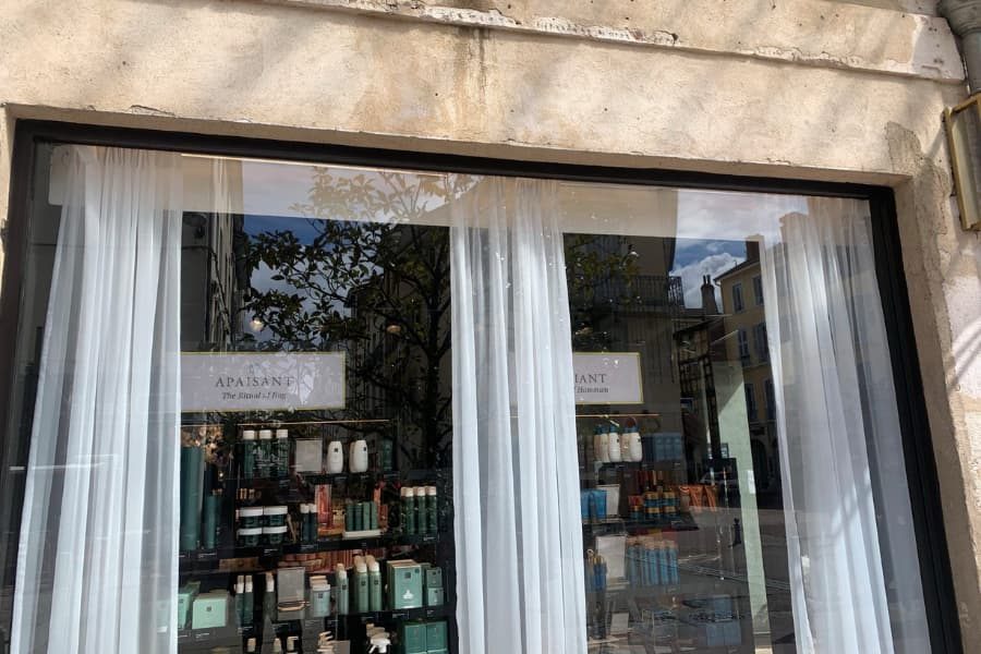 Vitrine et porte vitrée d'un commerce
