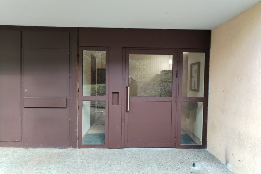 Porte d'entrée d'immeuble en bois vitrée