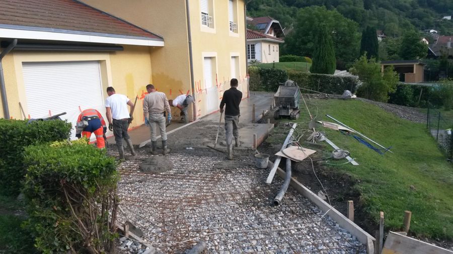 Chantier d'aménagement extérieur devant une maison