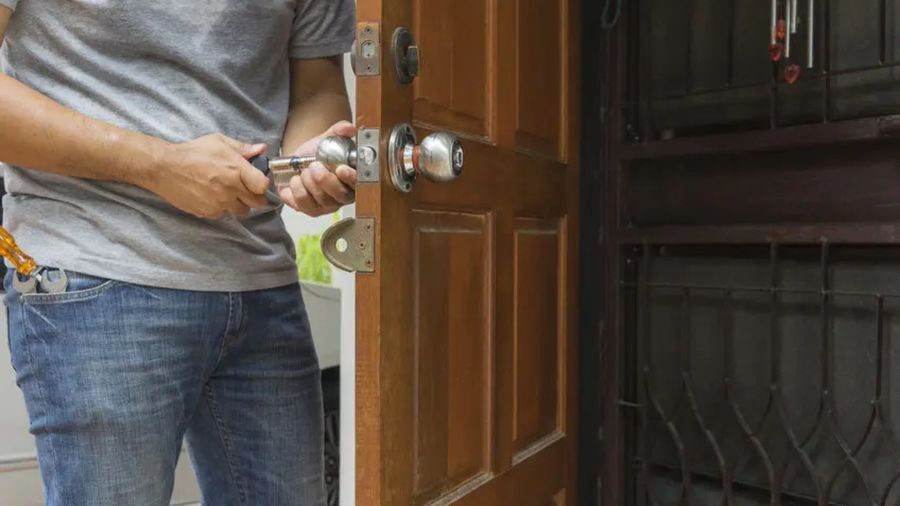 Serrurier ouvrant une porte lors d'une intervention d'urgence