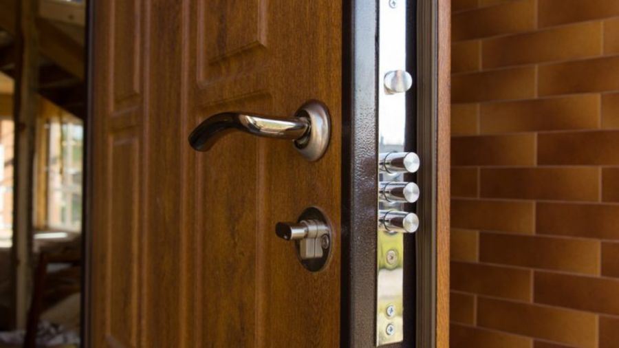 Porte blindée avec serrure multipoints