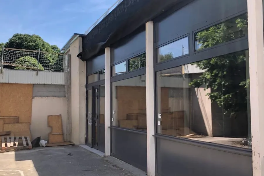 Grandes baies vitrées posées sur un local commercial
