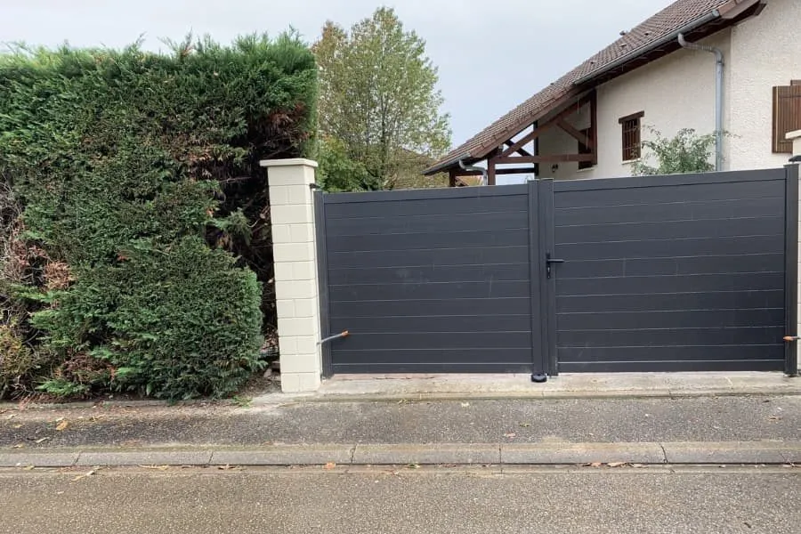 Portail coulissant et clôture anthracite devant une maison