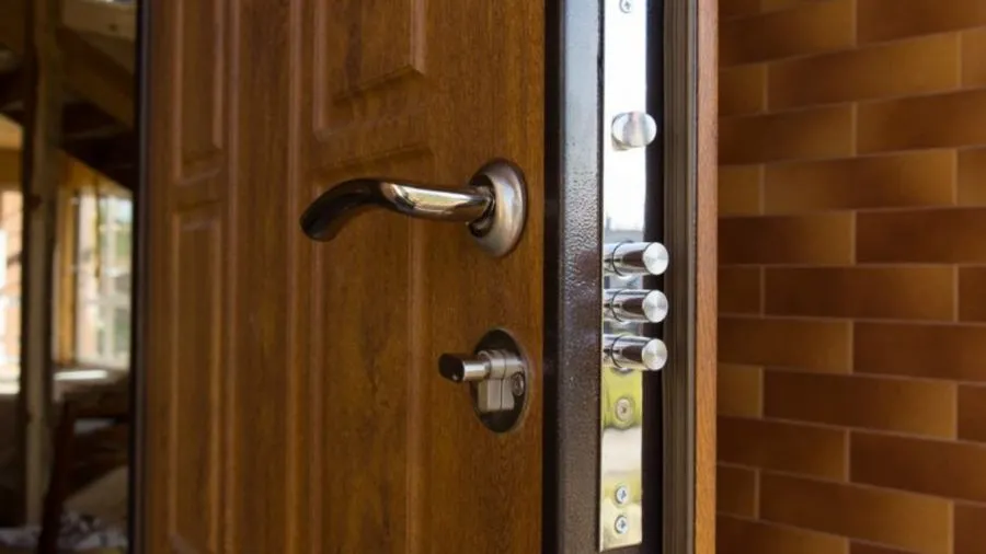 Porte blindée avec serrure multipoints